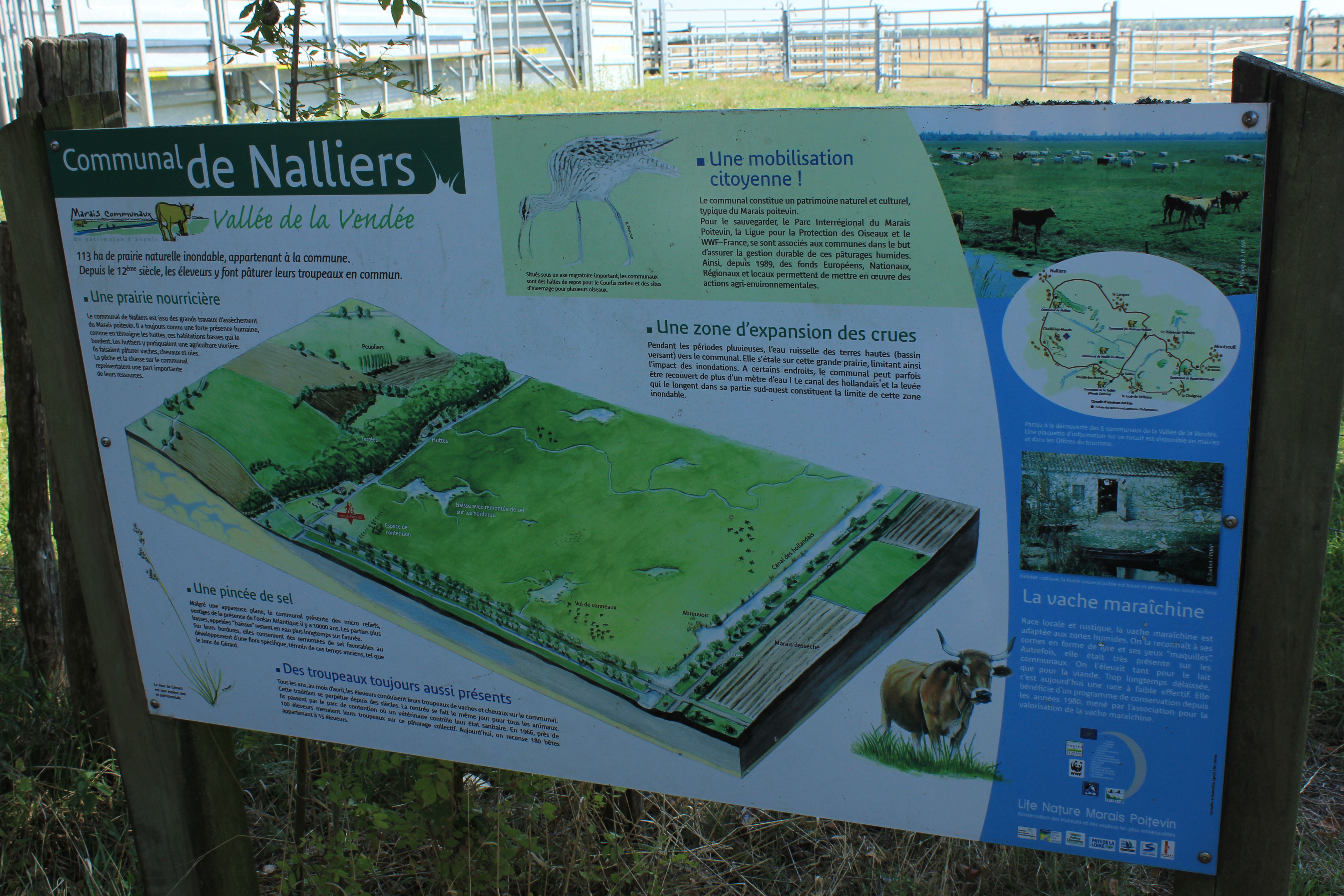 Tájékoztató tábla Nalliers településen megvalósult projektről.