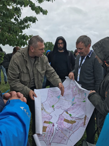 Petr Marada, helyi gazdálkodó térképen mutatja a beavatkozási területeket a tanulmányúton résztvevőknek. 