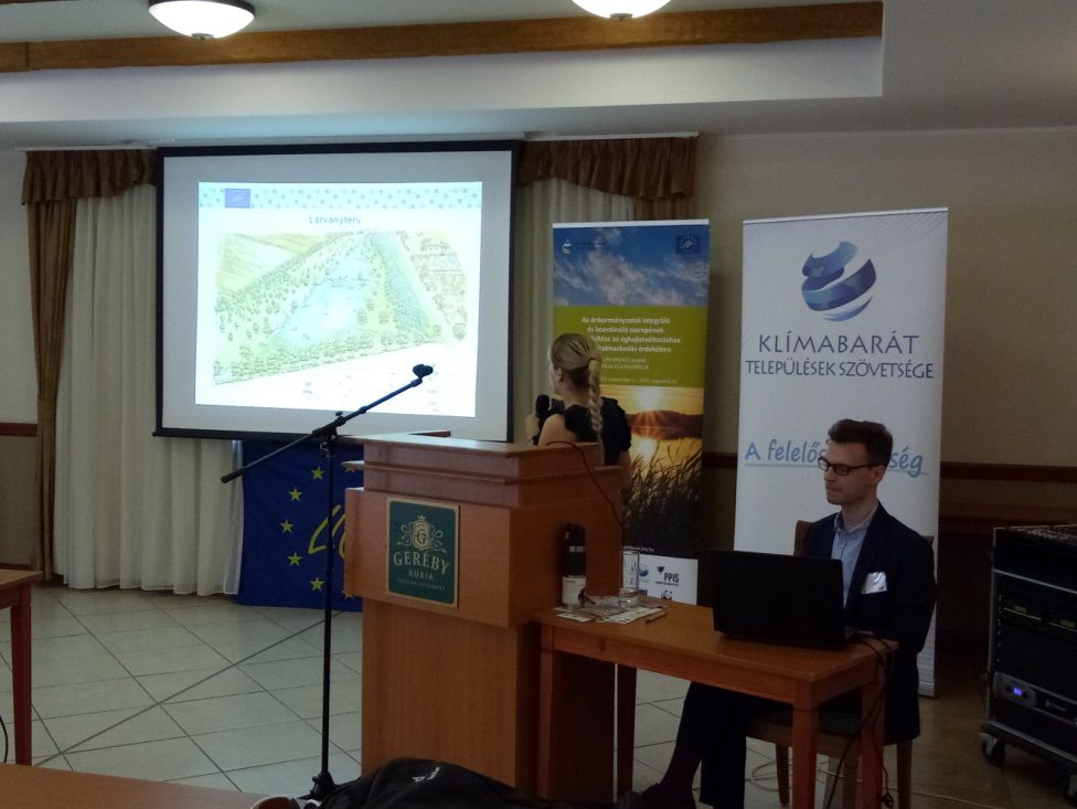 Szabó Zsófia klímareferens bemutatja a Bátyán megvalósuló pilot projekt részleteit.