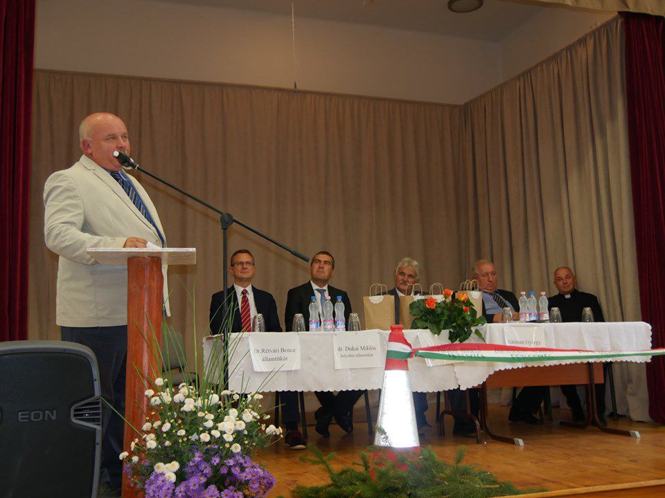 Sándor Tordai, Mayor of Püspökszilágy, welcomes the audience