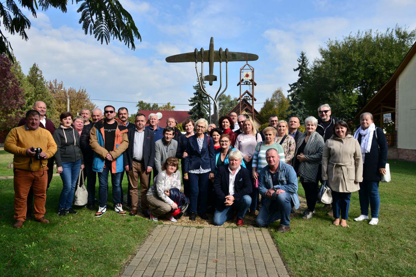 Ruzsán a lengyel gazdák megtekintették a második világháborúban, a település közelében lezuhant lengyel katonáknak emléket állító emlékművet is